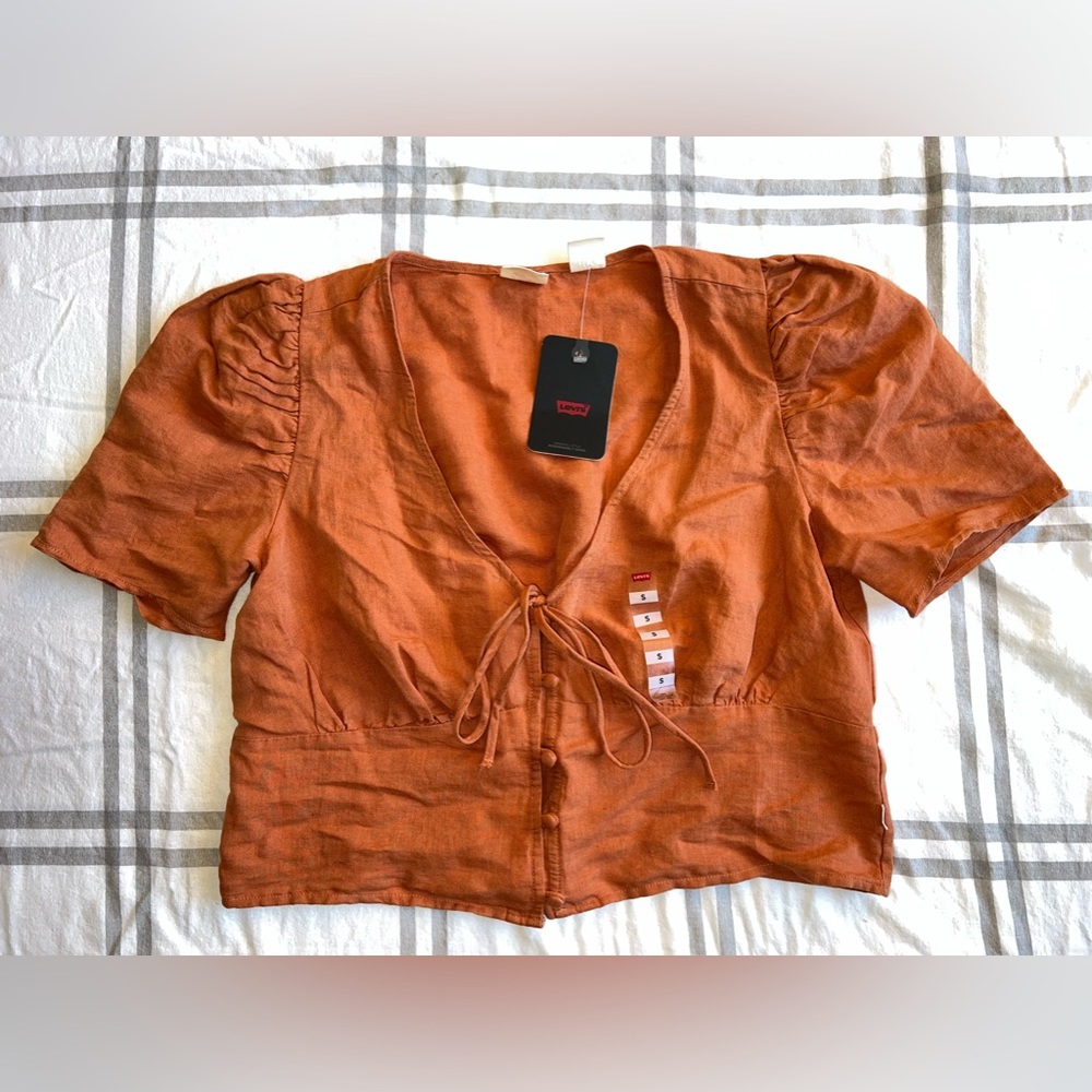✨NWT✨ LEVI’S • Brownish orange cropped V-neck top with puff short sleeve •Size S